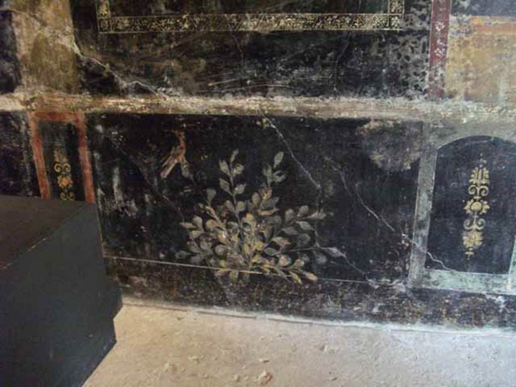 IX.13.1-3 Pompeii. May 2010.  Room 10, painted bird and plant on lower wall.