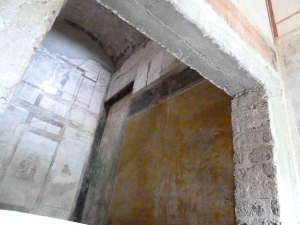 IX.13.1-3 Pompeii. May 2010.  Room 12, upper east wall.