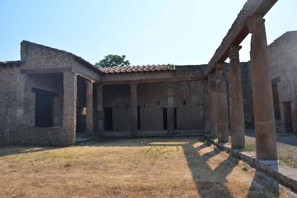 IX.14.4 Pompeii. July 2017. Looking west across peristyle.
Foto Annette Haug, ERC Grant 681269 DÉCOR.
