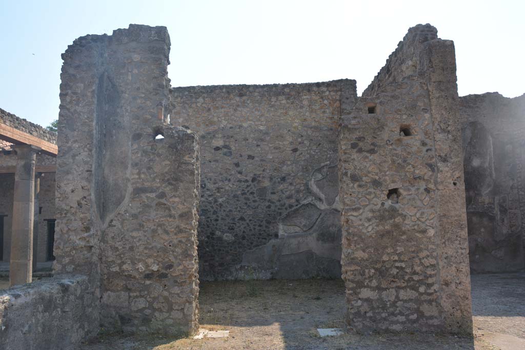 IX.14.4 Pompeii. July 2017. Tablinum H, looking west through doorway into Triclinium 24. 
Foto Annette Haug, ERC Grant 681269 DÉCOR.

