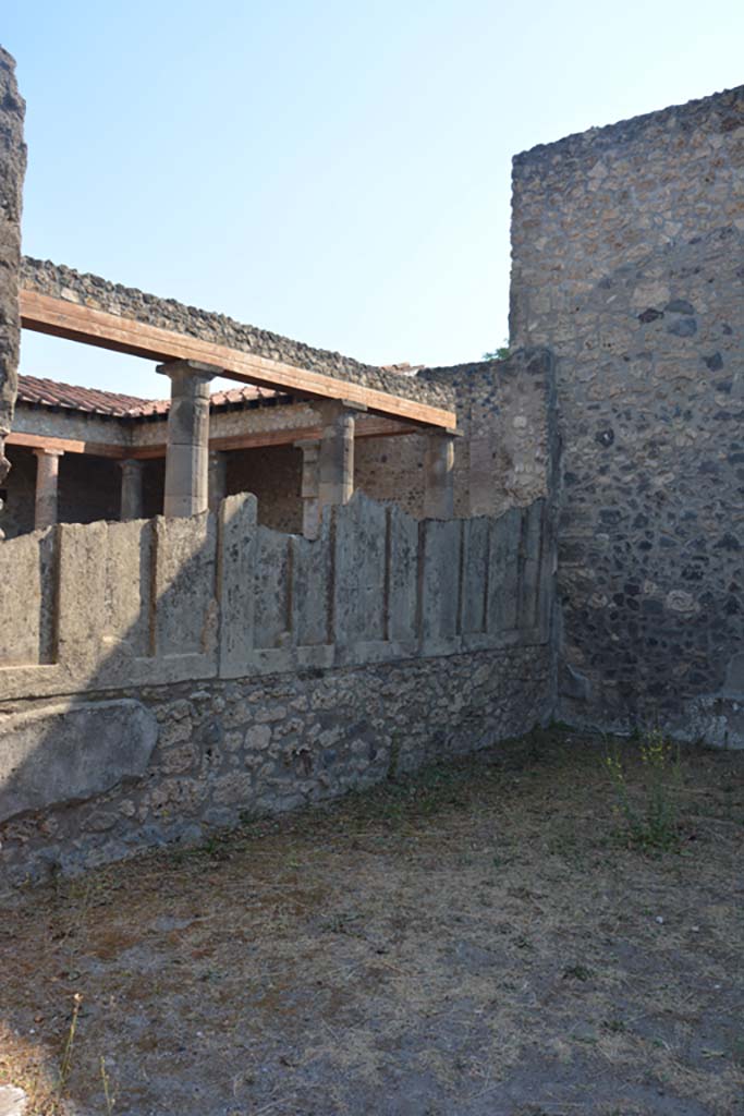 IX.14.4 Pompeii. July 2017. Triclinium 24, south wall with plaster-cast of shutters.
Foto Annette Haug, ERC Grant 681269 DÉCOR.
