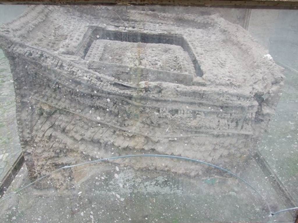 IX.14.4 Pompeii.  December 2007.  Arca or money chest (q) on the west side of the atrium.
