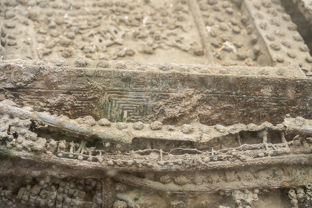 IX.14.4 Pompeii. July 2024. Arca or money chest, detail from top. Photo courtesy of Johannes Eber.
