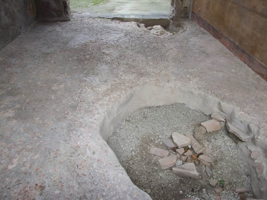 IX.14.4 Pompeii. December 2007. Room 19, floor of tablinum, looking north. According to NdS, the tablinum floor was of concrete which was tinted red, and encrusted with pieces of white marble forming a pattern of large rectangles. See Notizie degli Scavi, 1911, (p.267)

