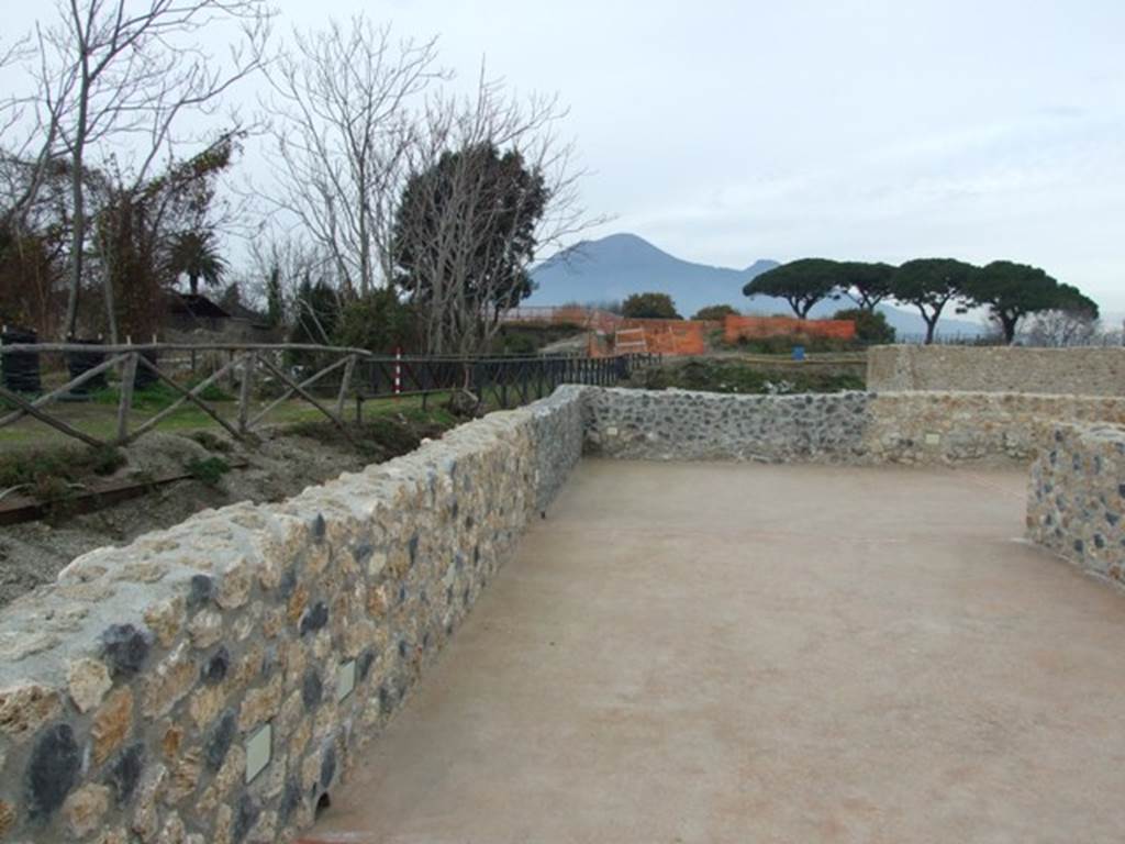 IX.14.4 Pompeii.    December 2007.  Looking north along the upper level.
