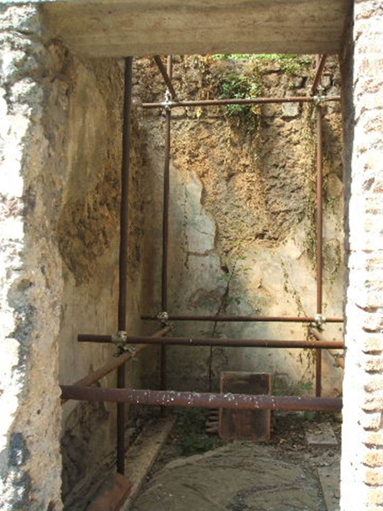 IX.14.4 Pompeii. May 2005. Room 13 on west side of peristyle 1. Looking west to room before restoration. 