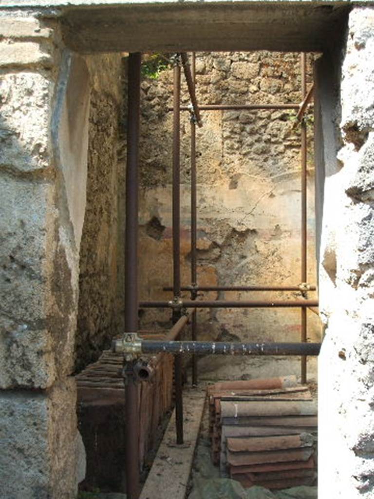 IX.14.4 Pompeii. May 2005. Room 13, on west side of peristyle, looking west. 
