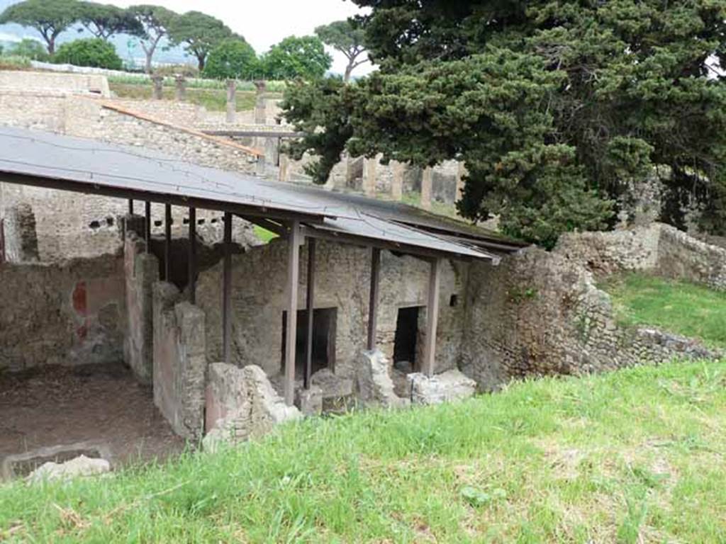 IX.14.c Pompeii. May 2010. Looking north to atrium 2 with two doors in the east wall. The furthest doorway, in the east wall of the atrium, leads into the room 6 with the window overlooking the garden. The nearest doorway leads into the garden area 3 where, on the north side, there is a window from room 6, and a doorway to the kitchen and latrine 11.  