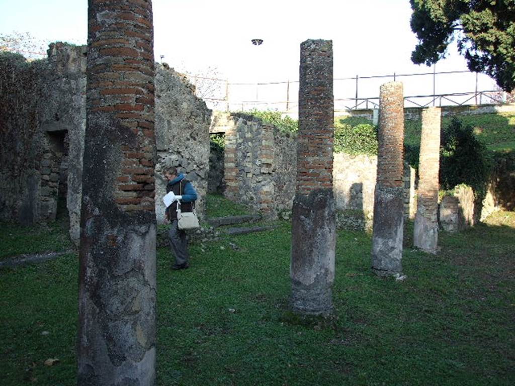 HGE12 Pompeii. December 2006. Looking north-east towards columns on north side of courtyard. According to Garcia y Garcia, the bombardment during the night of 18th September 1943 caused the destruction of four rooms of the ground floor. Also hit was part of the raised east side, and the toppling of a large portion of the portico. See Garcia y Garcia, L., 2006. Danni di guerra a Pompei. Rome: L�Erma di Bretschneider. (p.160)
