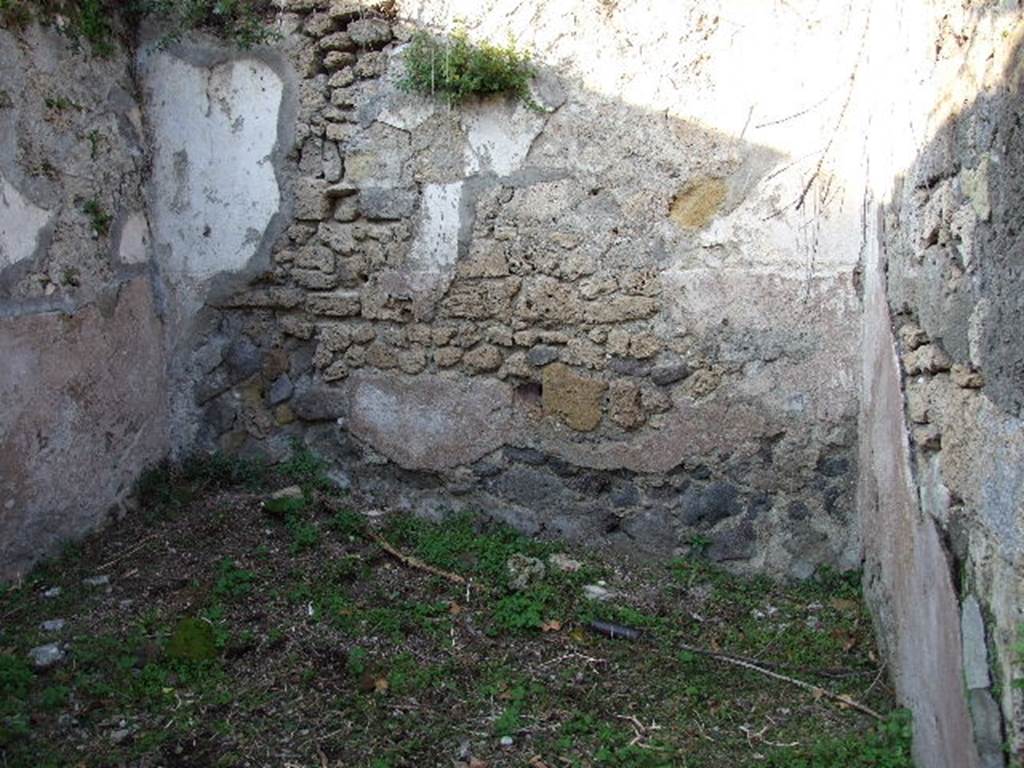 HGE12 Pompeii. December 2006. North wall of room in north-west corner of north end of Villa.
