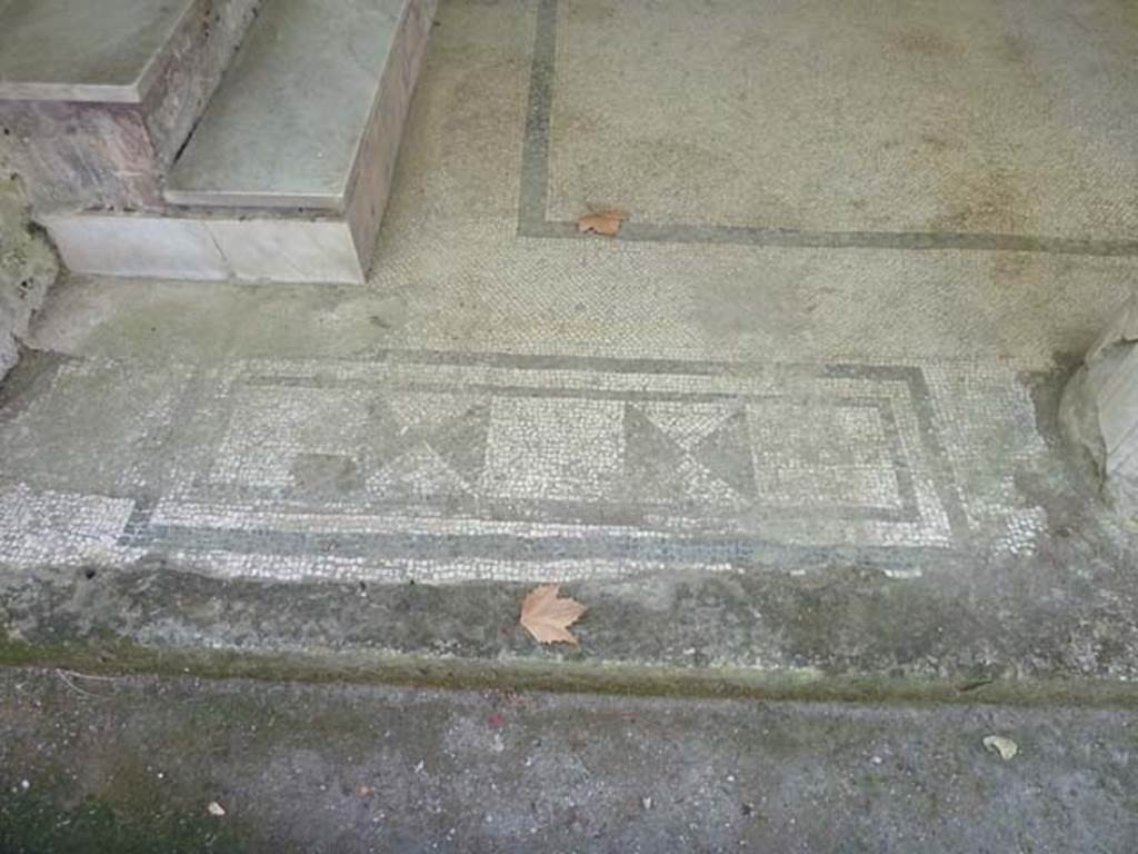 Villa San Marco, Stabiae, September 2015. Mosaic threshold at southern end of west portico 3, number 1 of 11.