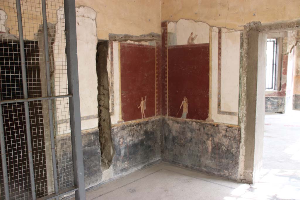 Villa San Marco, Stabiae, September 2019. Room 30, south-east corner with painted figures.
On the left is the doorway to room 50, on the right is the doorway to room 53. Photo courtesy of Klaus Heese.