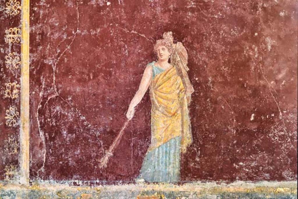 Villa San Marco, Stabiae, April 2018.
Room 30, south-east corner. Painting of Iphigenia with a palladium on her shoulder and torch in her hand. Photo courtesy of Ian Lycett-King. Use is subject to Creative Commons Attribution-NonCommercial License v.4 International.