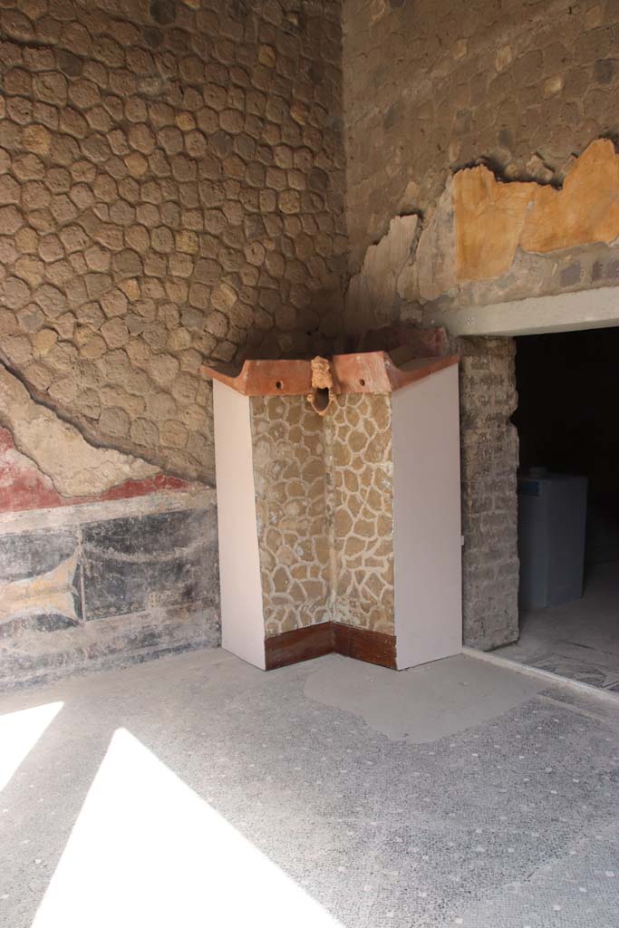 Villa San Marco, Stabiae, September 2019.
Room 44, decorative waterspout from compluvium, outside of doorway to room 60 in north-east corner of atrium.
Photo courtesy of Klaus Heese.