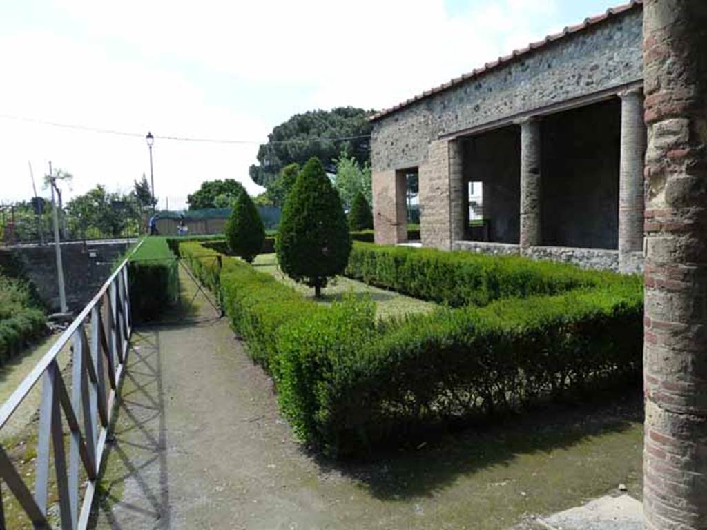 Villa of Mysteries, Pompeii. May 2010. Looking west along garden area from portico P6.