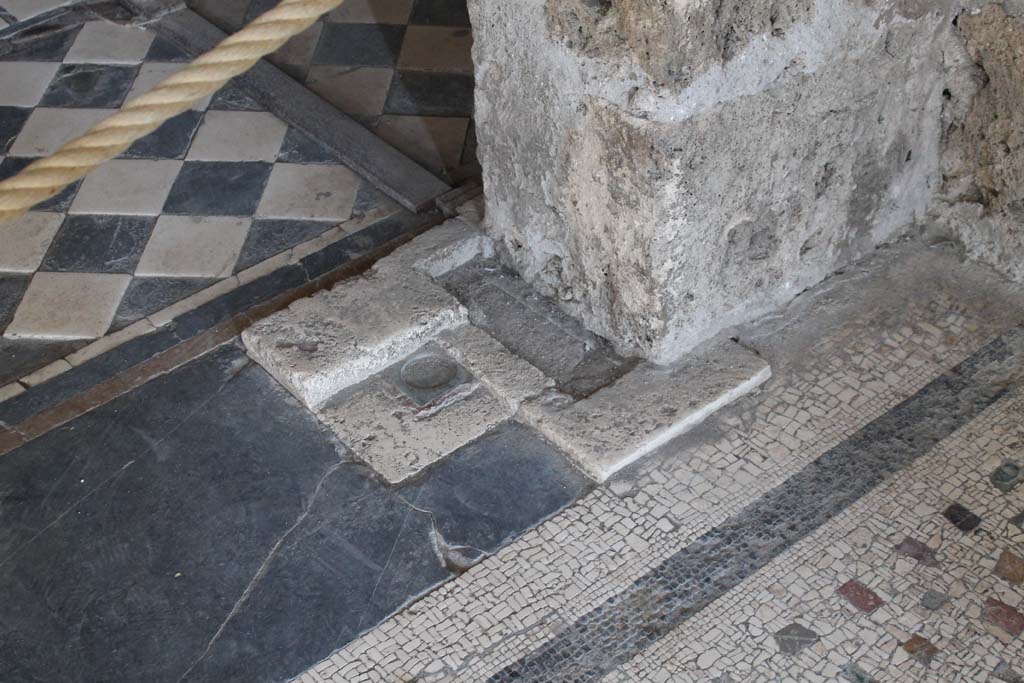 Villa of Mysteries, Pompeii. November 2017. Room 5, detail of south end of doorway threshold from portico P2.
Foto Annette Haug, ERC Grant 681269 DÉCOR.
