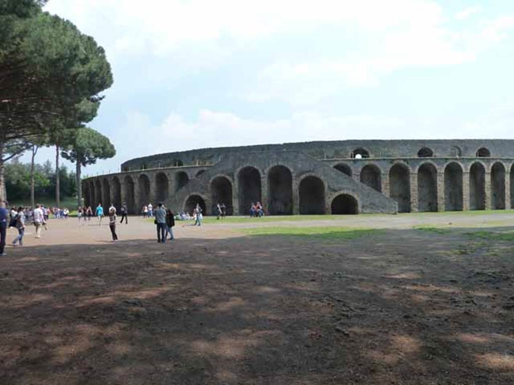 Piazzale Anfiteatro. May 2010. Looking south from end of Vicolo dell’Anfiteatro.