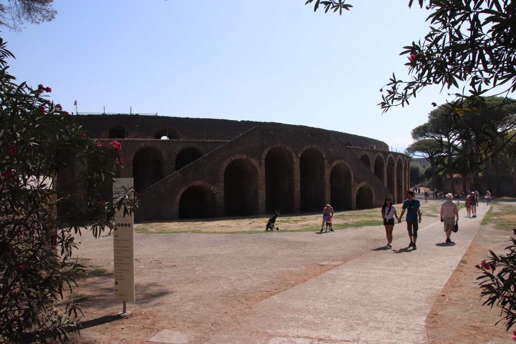 Piazzale Anfiteatro. September 2019. Looking south-east from end of Vicolo dell’ Anfiteatro.
Photo courtesy of Klaus Heese.
