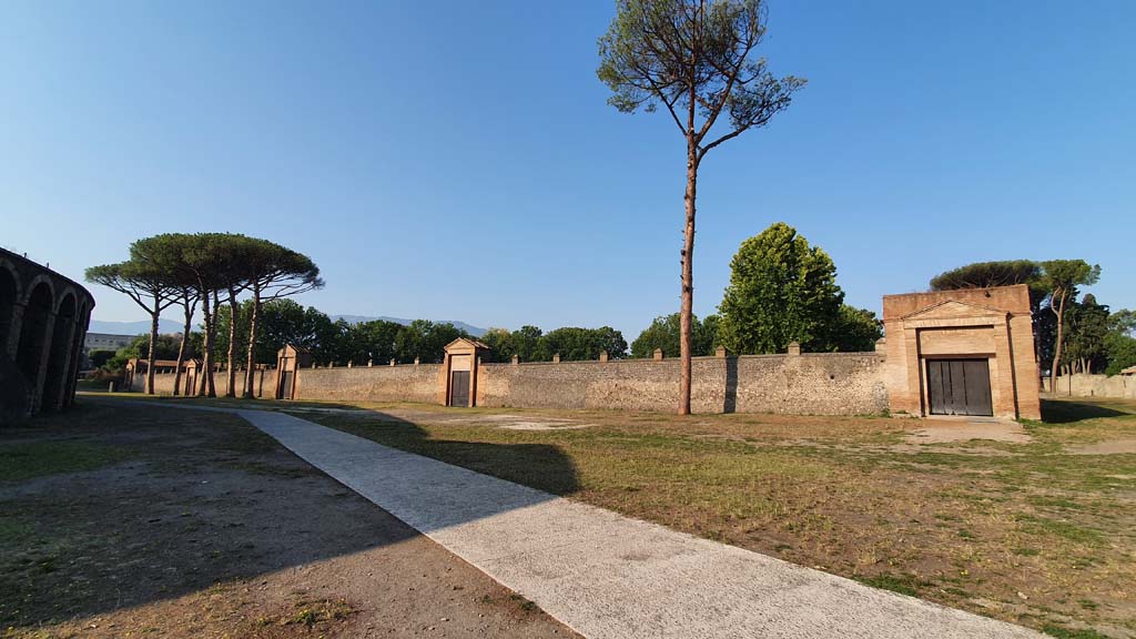 Piazzale Anfiteatro, Pompeii. July 2021. 
Looking south-west towards entrance doorways of Palaestra with II.7.5, on right.
Foto Annette Haug, ERC Grant 681269 DÉCOR.
