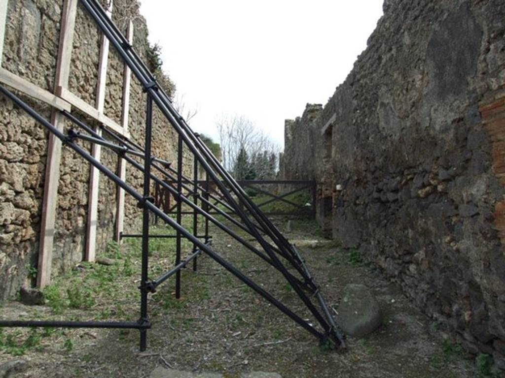 Unnamed vicolo between IX.10 and IX.9. Looking south from IX.10.1. March 2009.

