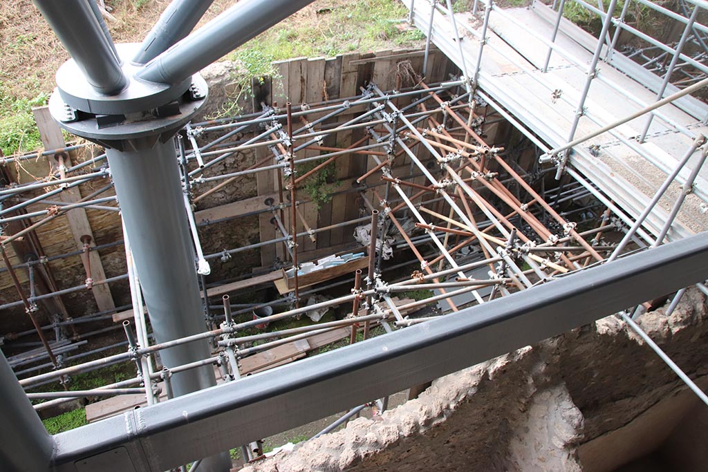 Unnamed vicolo between IX.11 and IX.12. October 2024. 
Looking west from IX.12.1 towards west side of vicolo at south end. Photo courtesy of Klaus Heese.
