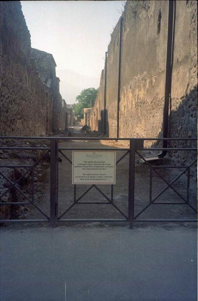 Unnamed vicolo between I.11 and I.9 on the south side of Via dell’Abbondanza. July 2011. Looking south. Photo courtesy of Rick Bauer.