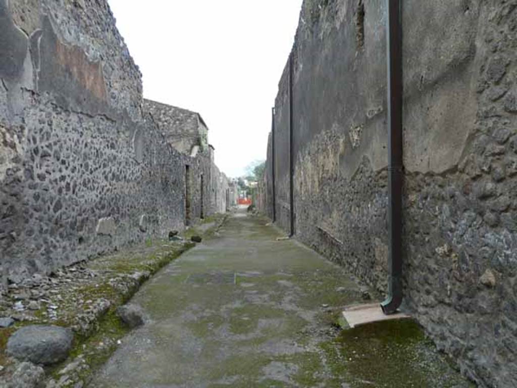 Unnamed vicolo, May 2010. Looking south between I.11 and I.9, from near junction with Via dell’Abbondanza.
