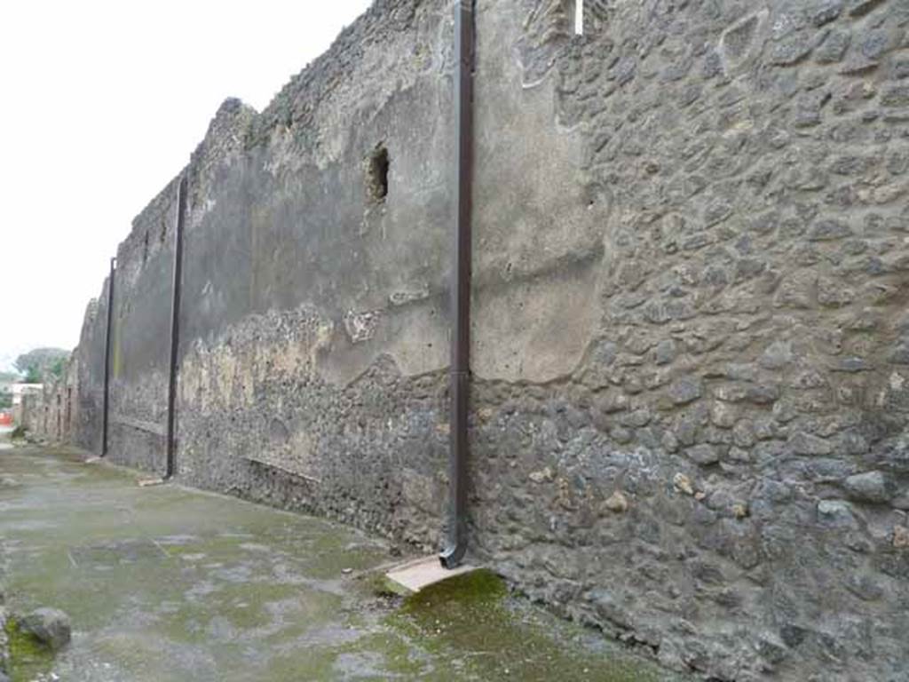 Unnamed vicolo, between I.11 and I.9, west side, May 2010. Looking south.