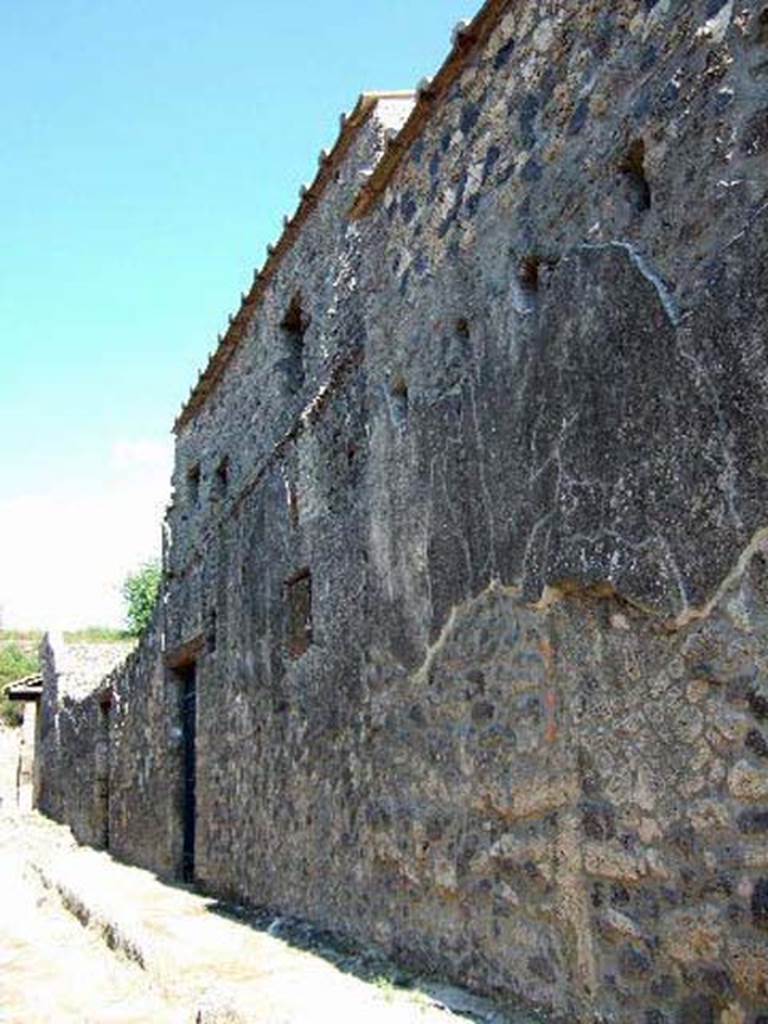 Unnamed vicolo, east side, September 2005. 
Looking north to junction with Via dell’Abbondanza from I.11.16. 
