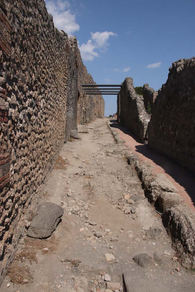 Unnamed vicolo between I.3 and I.2. September 2021. 
Looking east from junction with Via Stabiana. Photo courtesy of Klaus Heese.


