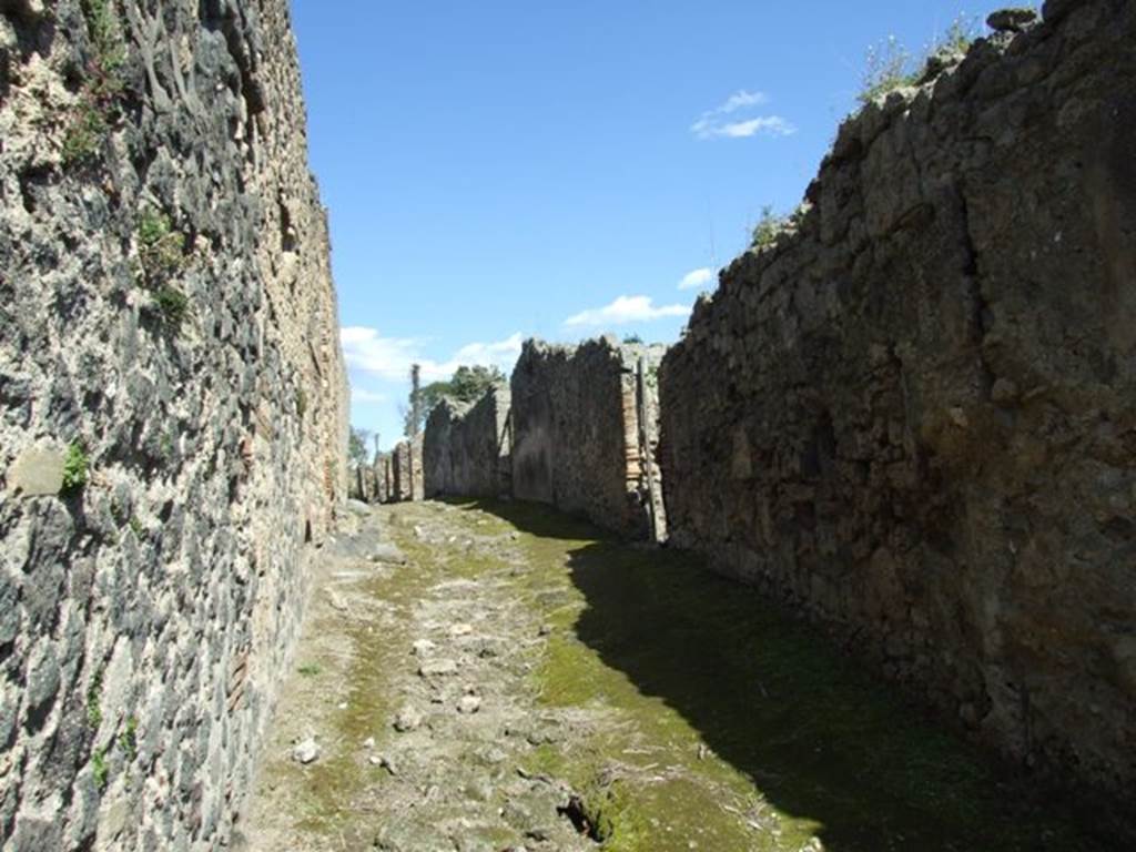 Unnamed vicolo between I.3 and I.2. March 2009. Looking east from near I.2.15, on right. 