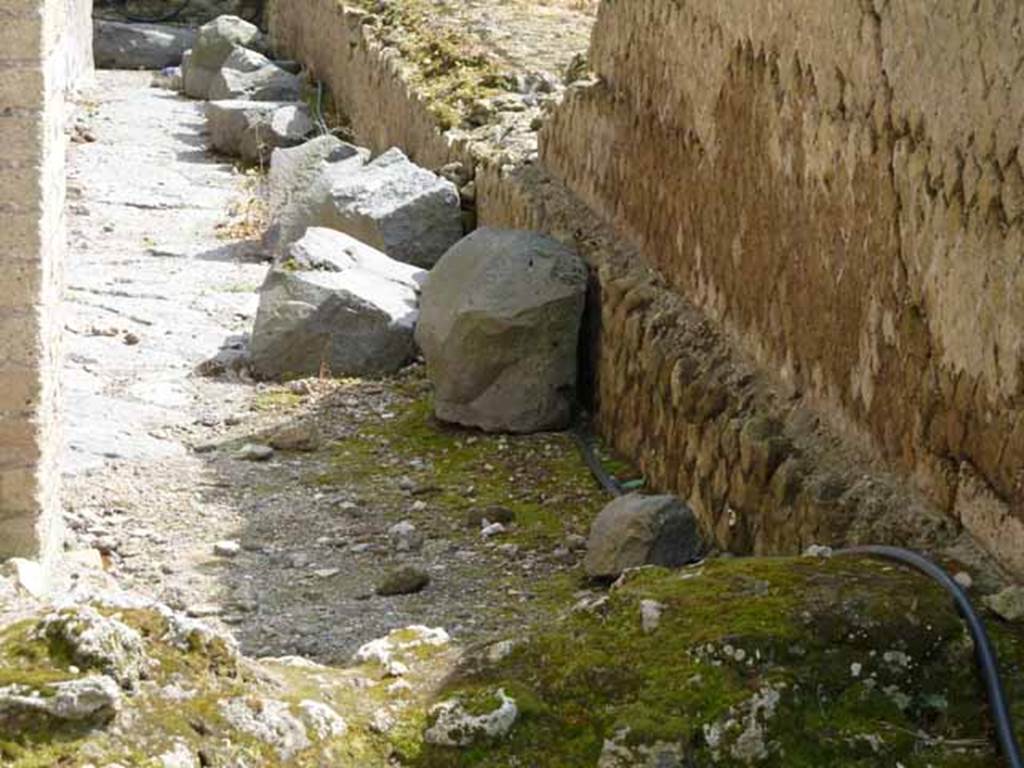 Unnamed vicolo between VIII.1.3 and VIII.1.1 on south side of Via Marina. May 2010. Looking south.