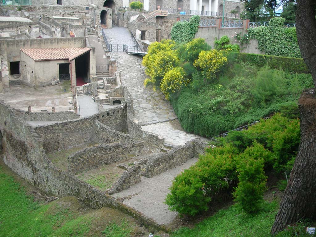 Via Marina, Pompeii. May 2011.
Looking east towards area on lower west side of Suburban Baths, on left. Photo courtesy of Ivo van der Graaff.