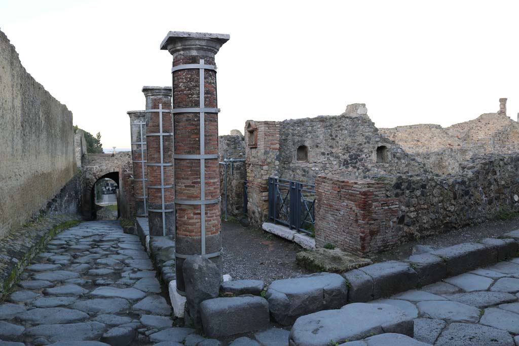 Via Marina, Pompeii, on left. December 2018.
Looking west along portico outside VII.16, towards Porta Marina. Photo courtesy of Aude Durand.