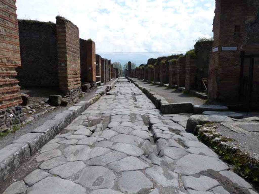 Via Stabiana, May 2010. Looking south between IX.4 and VII.3, from junction with Vicolo del Panettiere, on the right.