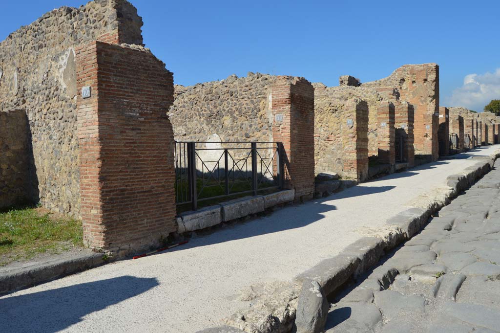 Via Stabiana, west side, Pompeii. October 2017. Looking north from VII.2.10/11, on left, towards VII.3, top right. 
Foto Taylor Lauritsen, ERC Grant 681269 D�COR.
