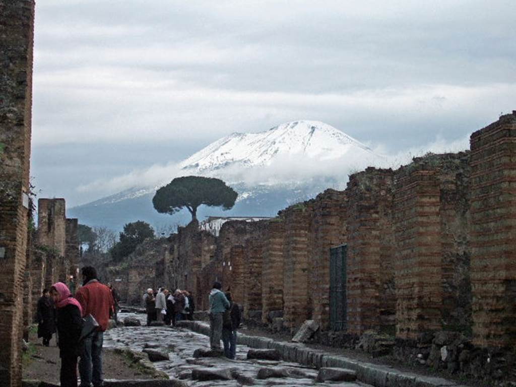 Via Stabiana between VII.3 and IX.4. December 2005. Looking north from junction with Vicolo del Panettiere. 