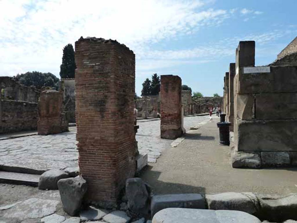 Via Stabiana, west side, May 2010. Looking west from Holconius’ crossroads onto the Via dell’Abbondanza at VII.1.13. This pilaster was numbered by Domenico Spinelli as Strada Stabiana 89. It was referred to as the north-east pilaster of Ianus Holconiorum.
