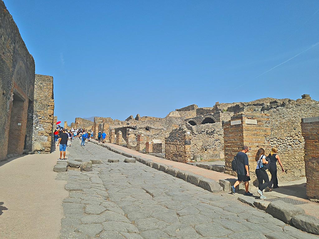 Via Stabiana, Pompeii. September 2024. 
Looking north from between VIII.7, on left, and I.3, on right. Photo courtesy of Giuseppe Ciaramella.

