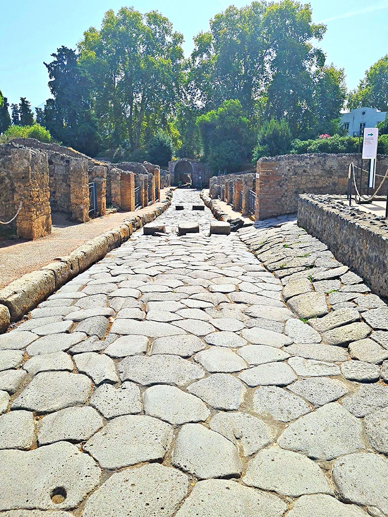 Via Stabiana, Pompeii. September 2024. 
Looking south from between I.2 and VIII.7. Photo courtesy of Giuseppe Ciaramella.
