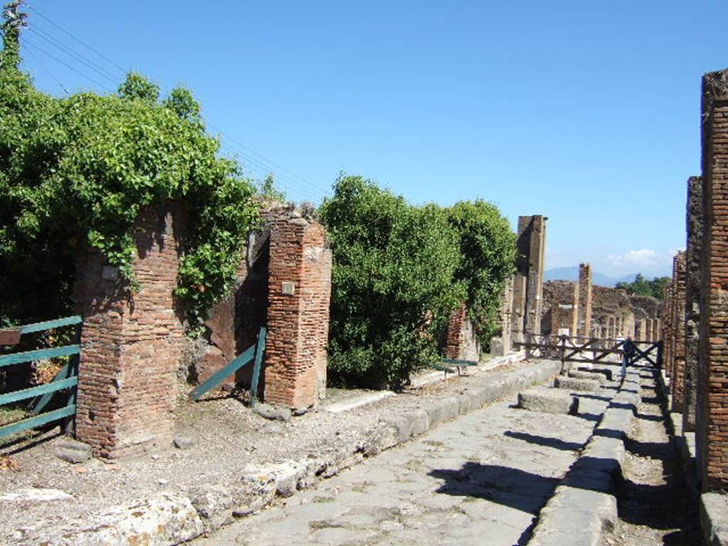Via degli Augustali. September 2005. Looking east from outside VII.4.26. 