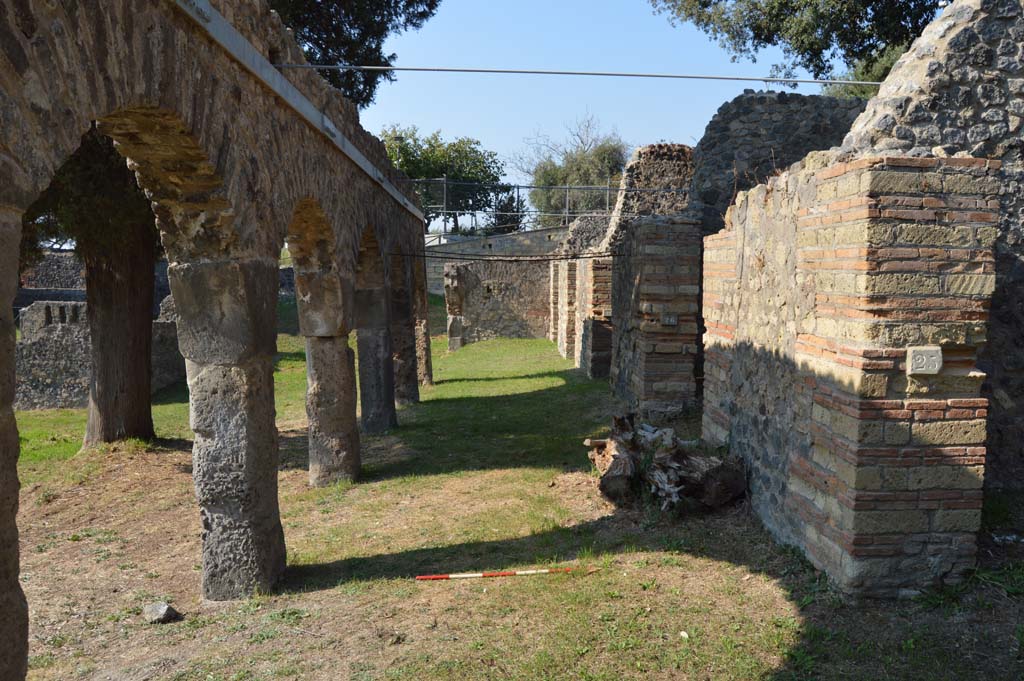 Via dei Sepolcri, east side, Pompeii. October 2017. Looking north along colonnade outside of HGE25, on right.
Foto Taylor Lauritsen, ERC Grant 681269 DÉCOR.

