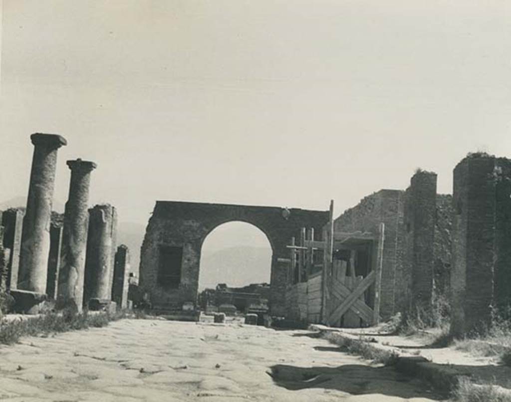 Via del Foro. 1940�s. Looking south towards the Forum. Photo courtesy of Rick Bauer.