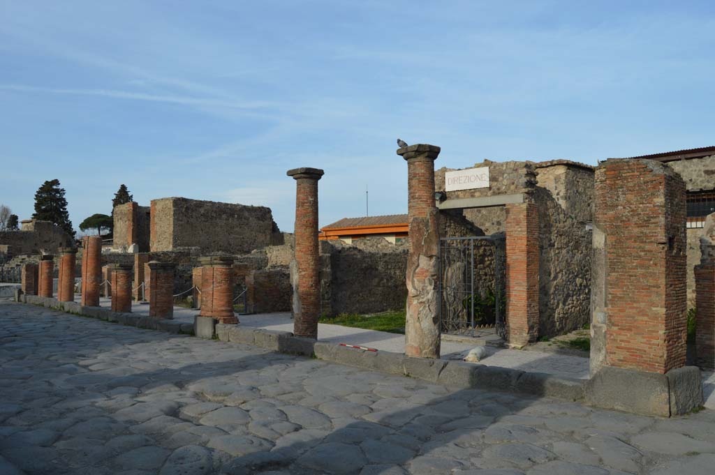Via del Foro, east side, Pompeii. March 2019. Looking north-east along length of portico, from pilaster/column at south end, on right.
Foto Taylor Lauritsen, ERC Grant 681269 D�COR.
