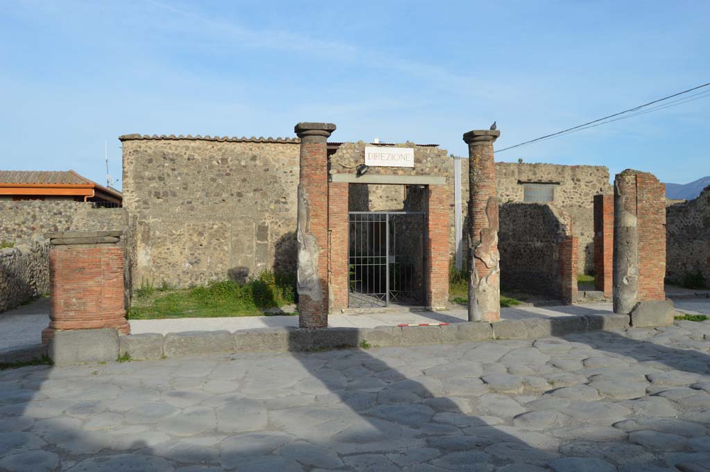 Via del Foro, east side, Pompeii. March 2019. Pilaster/column at south end of portico, on right, outside VII.4.12, looking east.
Foto Taylor Lauritsen, ERC Grant 681269 D�COR.

