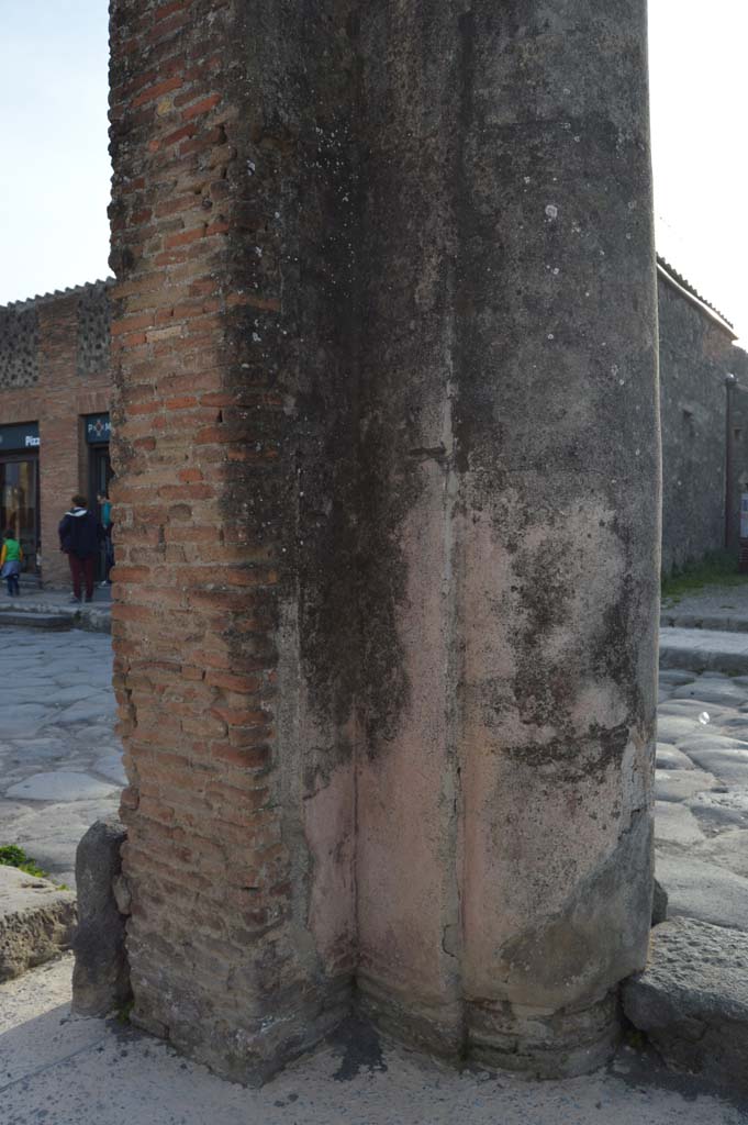 Via del Foro, east side, Pompeii. March 2019. 
Detail of stuccoed pilaster/column at south end of portico, looking south-west. 
Foto Taylor Lauritsen, ERC Grant 681269 D�COR.
