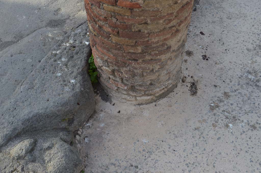 Via del Foro, east side, Pompeii. March 2019. Base of third column from south end, looking north-west.
Foto Taylor Lauritsen, ERC Grant 681269 D�COR.
