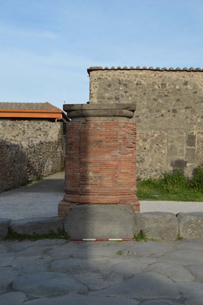 Via del Foro, east side, Pompeii. March 2019. Looking east towards fourth pilaster/column from south end. 
Foto Taylor Lauritsen, ERC Grant 681269 D�COR.

