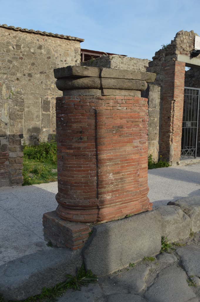 Via del Foro, east side, Pompeii. March 2019. 
Looking south-east towards fourth pilaster/column from south end. 
Foto Taylor Lauritsen, ERC Grant 681269 D�COR.
