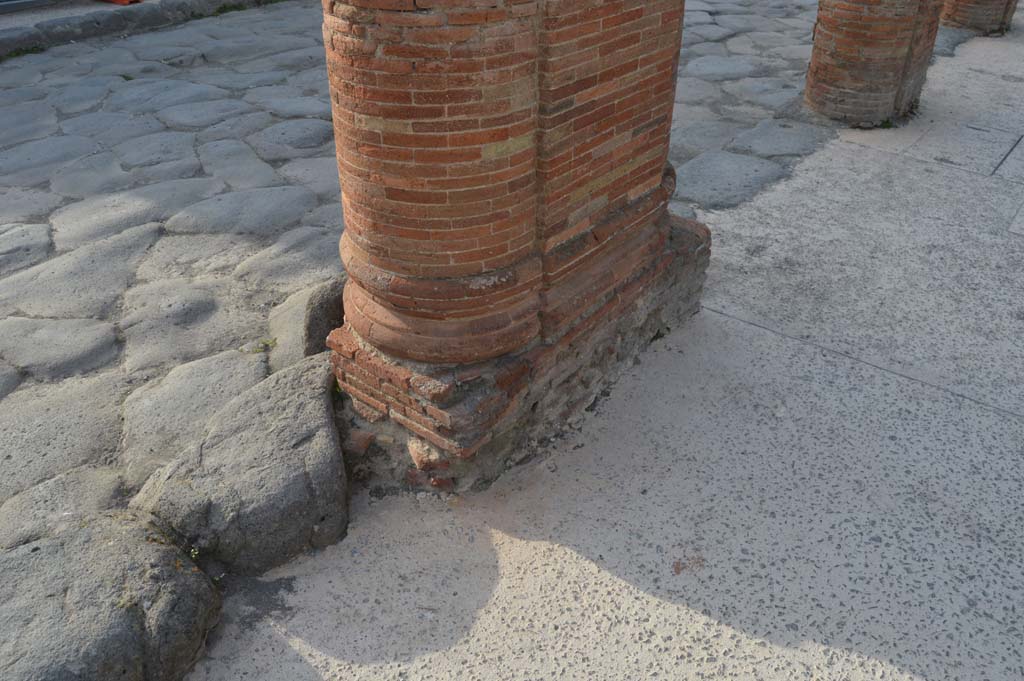 Via del Foro, east side, Pompeii. March 2019. Base of fourth column/pilaster from south end, looking north-west.
Foto Taylor Lauritsen, ERC Grant 681269 D�COR.
